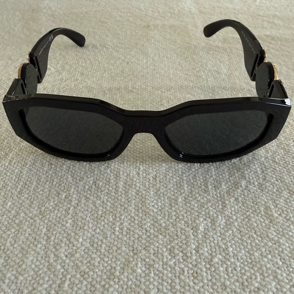 Versace VE4361 Black Rectangular Sunglasses - Gold Logo - Picture 5 of 10